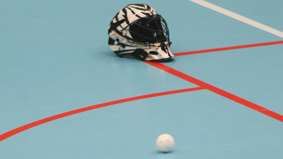 Två damlag har redan dragit sig ur seniorspel – men verksamheten i Malmköping räddas när laget erbjuds plats i juniorserien.