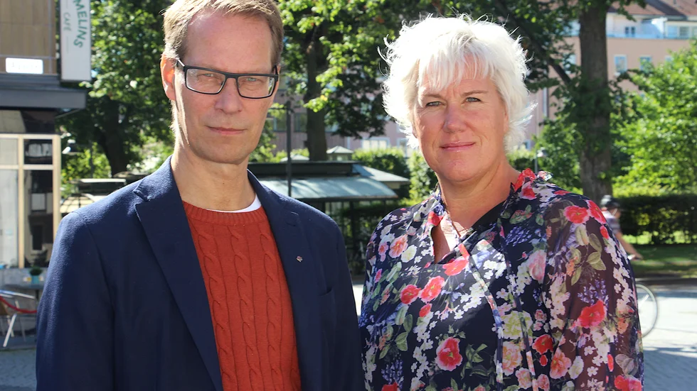 Mikael Sanfridson och Kristina Edlund från Socialdemokraterna vill att kommunen ska anställa fler medarbetare till äldreomsorgen.