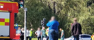Kraftig krock mellan bil och moped – två till sjukhus