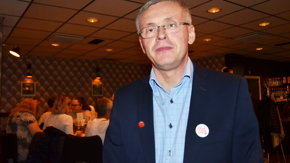 Tommy Nilsson (S), kommunalråd i Kalix, kommer till mötet.