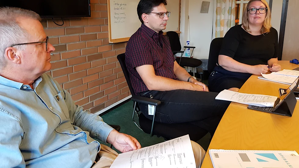 Majoritetspartierna i kommunstyrelsen vid en pressträff på onsdagsmorgonen där man bland annat presenterade att nämnder och förvaltningar fått i uppdrag att lägga budget för 2021 inom samma ramar som gäller för i år. Fr.v Jacob Käll (C) Ola Gustafsson (KD) och Marie Nicholson (M).