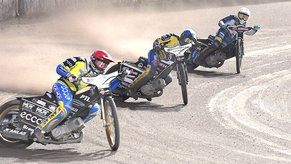 Mads Hansen, röd, och Anton Karlsson, blå, tog en viktig femetta i det 13:e heatet.