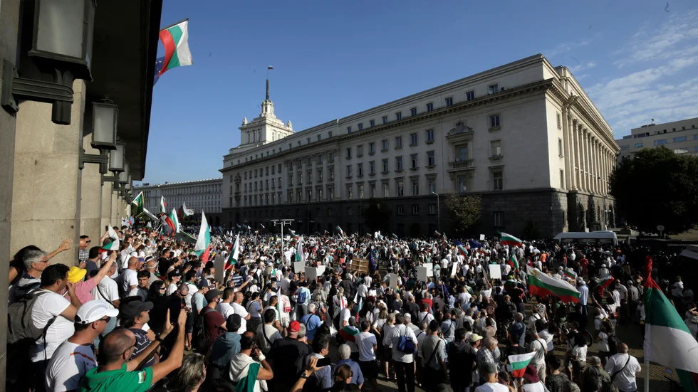 Demonstranter utanför parlamentet i Bulgariens huvudstad Sofia.
