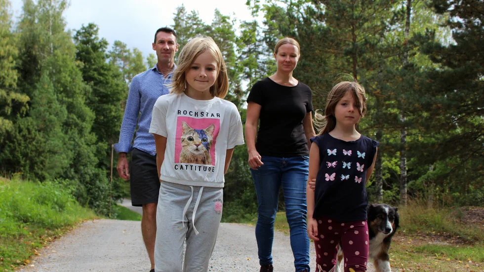 Den kommunala gränsdragningen har gjort det svårt för familjens döttrar att gå i kompisarnas skola. Från vänster: Jamie, 9 år, och Lexi, 7 år. Bakom går pappa Bevan Nicol och mamma Lisa Nicol Lind.