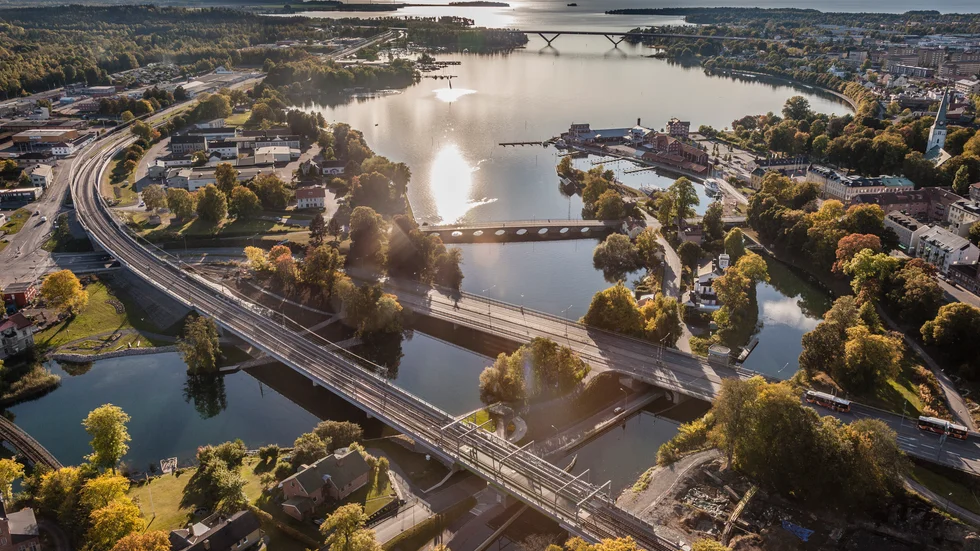 Flygfoto över Motala ström och Kanaljorden, Verkstadsvägen och Strandvägen i Motala.