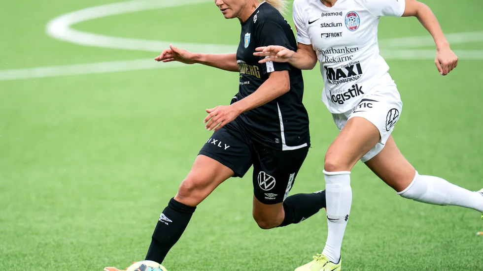 Göteborgs Emma Koivisto och Eskilstunas Amanda Nildén i kamp om bollen under lördagens fotbollsmatch i allsvenskan mellan Göteborg och Eskilstuna.