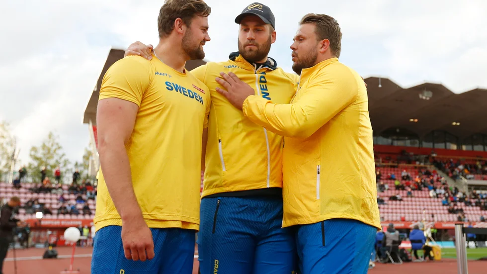 Simon Pettersson, Jakob Gardenkrans och Daniel Ståhl firar efter trippeln i Finnkampen.