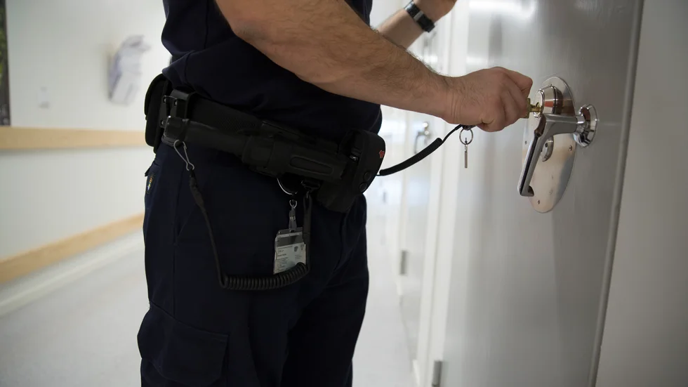 Tre kriminalvårdare på Mariefredsanstalten har straffats med löneavdrag efter ett misslyckat skämt som slutade i en trasig röntgenmaskin.