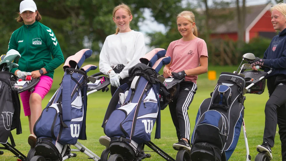 Amanda, Märtha, Selma och Ida är några av deltagarna på Vadstena Golfklubbs läger för tjejer. "Det är bra att de satsar på att tjejer ska spela golf", säger Märtha. 
