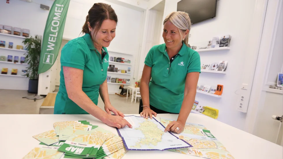 Gotlandskartan har turistvärdarna Renate Hall och  Sofie Cassis bra koll på. 
