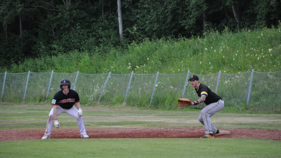 Peter Israelsson (t.v.) gjorde en stabil insats på flera roller under söndagens seriepremiär.