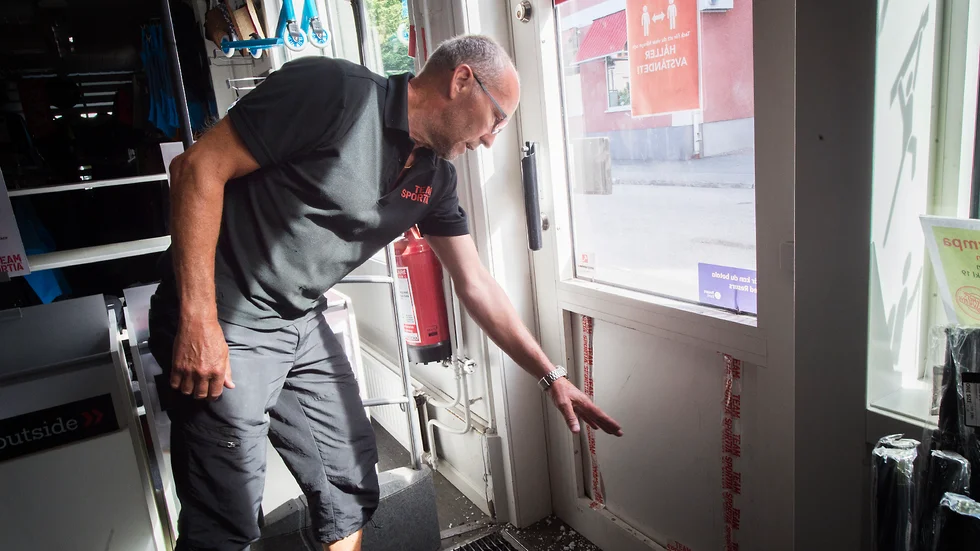 Billy Johansson visar var tjuvarna sågade sig in i hans butik för några veckor sedan. 