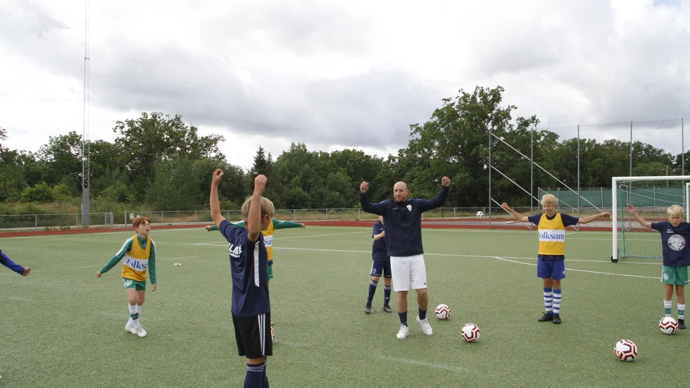 Engelsmannen Kenny Pavey, känd främst från AIK, har medverkat under samtliga träningsdagar på fotbollskollot.