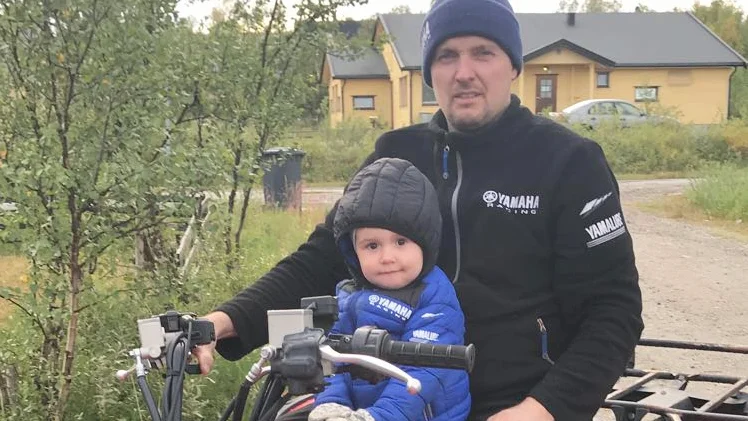 Hugo Hætta med barnbarnet Isak-Oliver.