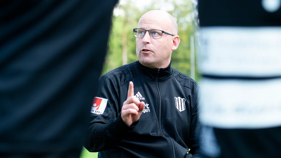 PIF-tränaren Stellan Carlsson lyfter ett varningens finger inför bortamatchen mot Vittsjö.