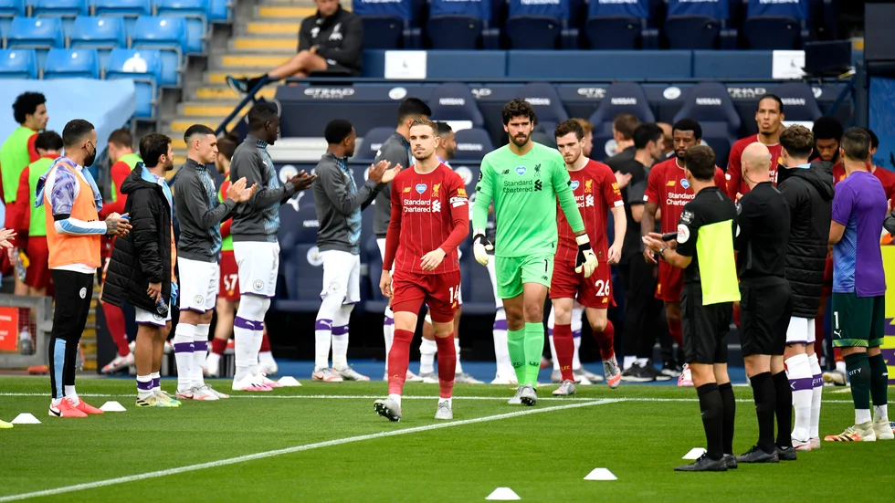 Liverpool gjorde entré i en traditionsenlig "guard of honor" från Manchester City.