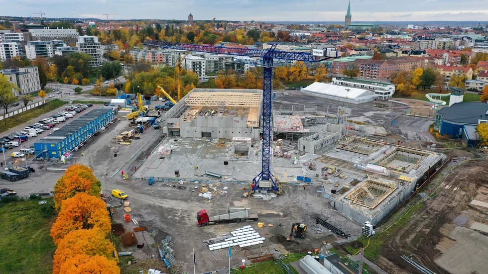 Har man inga krav i dessa tider att vi ska sysselsätta våra egna arbetstagare först och främst i simhallsbygget, undrar skribenten.