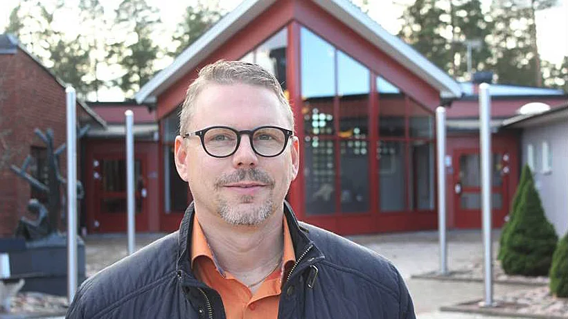 Andreas Ekberg, rektor på Hultsfreds gymnasium, ser det som naturligt att betygen inte stämmer överens med resultaten på de nationella proven.