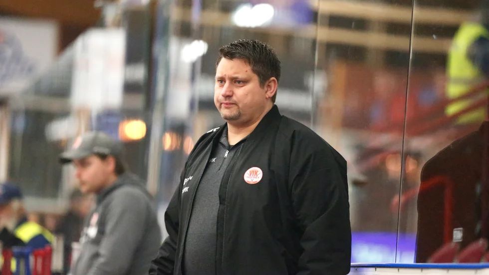 VIK:s tränare Mattias Karlin vill se en bättre offensiv när Modo väntar.