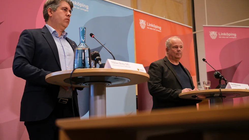Kommunstyrelsens ordförande Niklas Borg (M) och kommundirektör Paul Håkansson under presskonferensen under fredagen.