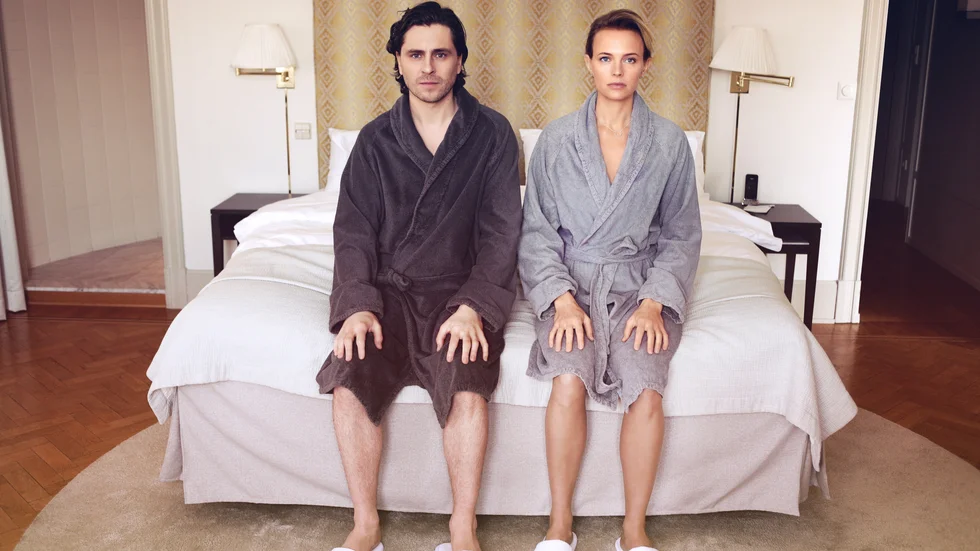 Sverrir Gudnasson och Josephine Bornebusch i "Älska mig". Pressbild.