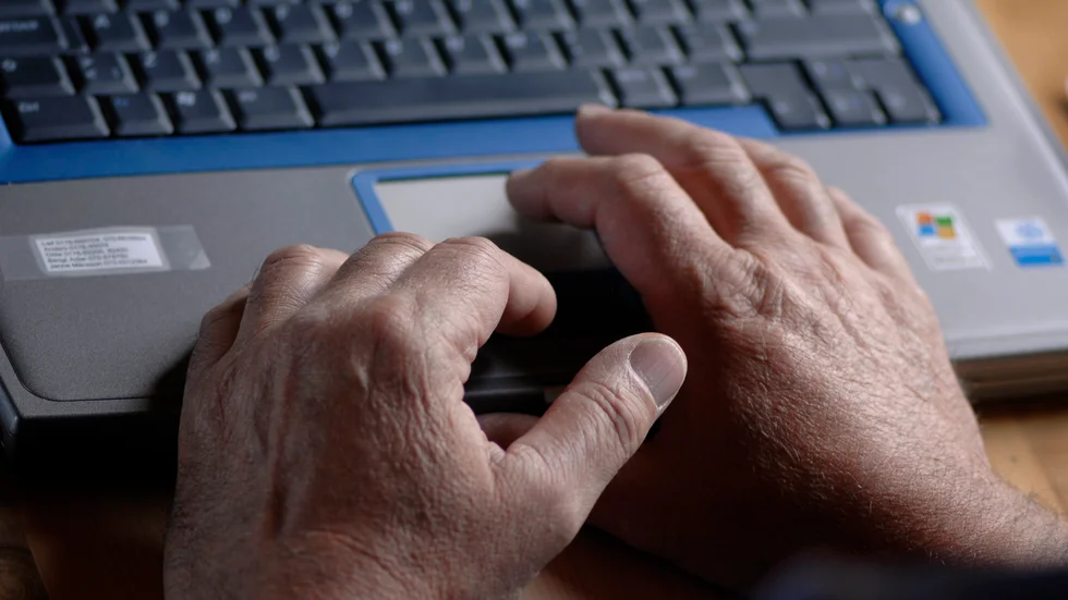 "Det är smart att stoppa porrprofiterna. Utan vinstintresse skulle inte övergreppsbilder nå hela världen. Även kommersiell pornografi präglas av utnyttjande och övergrepp", skriver signaturen "Nätstädaren".
