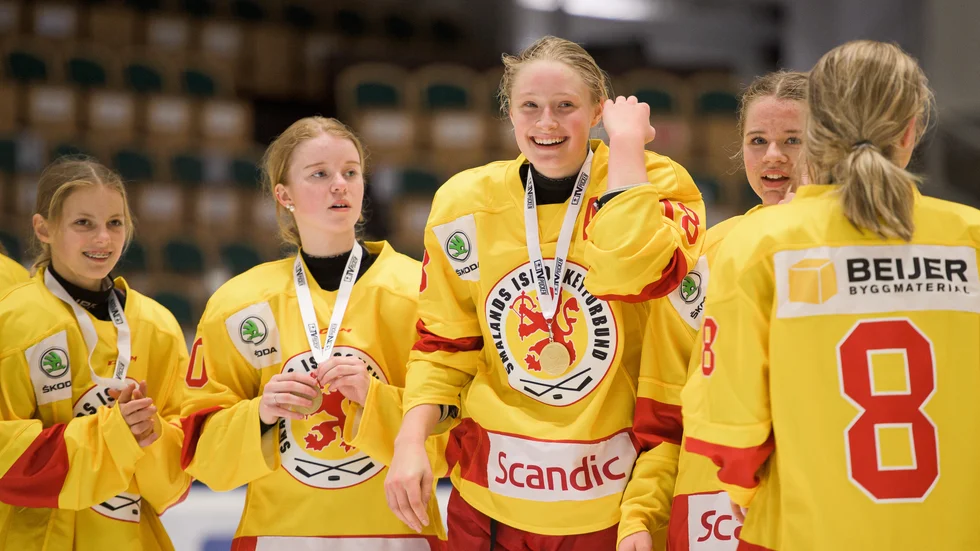Kajsa Karlsson, tvåa från vänster, med guldmedaljen om halsen. 