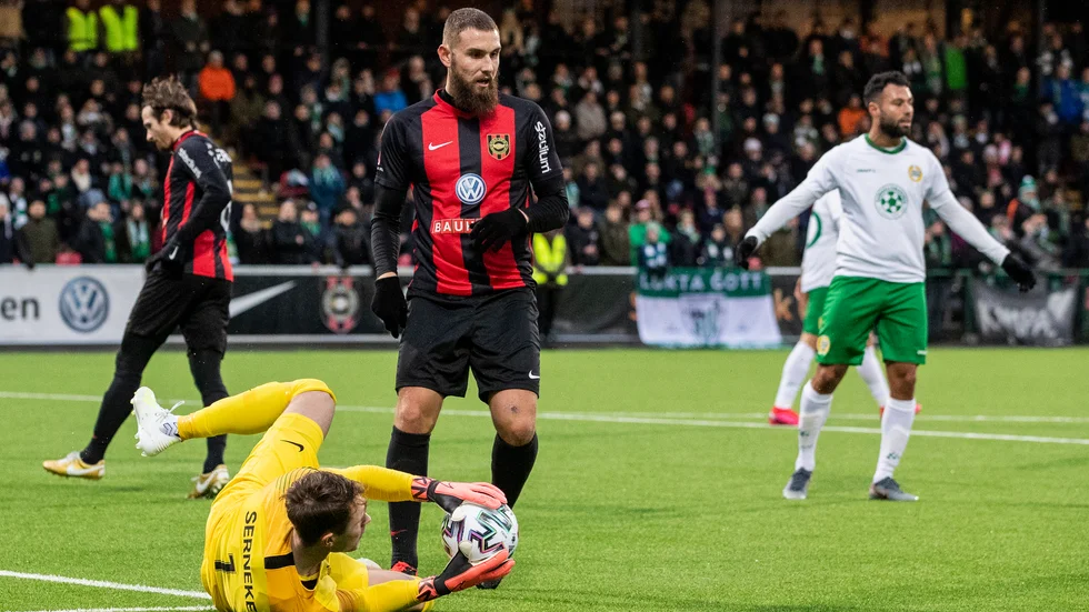 Ali Suljic, här med BP-målvakten Jonas Olsson, har gjort en strålande säsong och är en starkt bidragande orsak till att BP med bara fyra omgångar kvar att spela innehar kvalplatsen till Superettan.