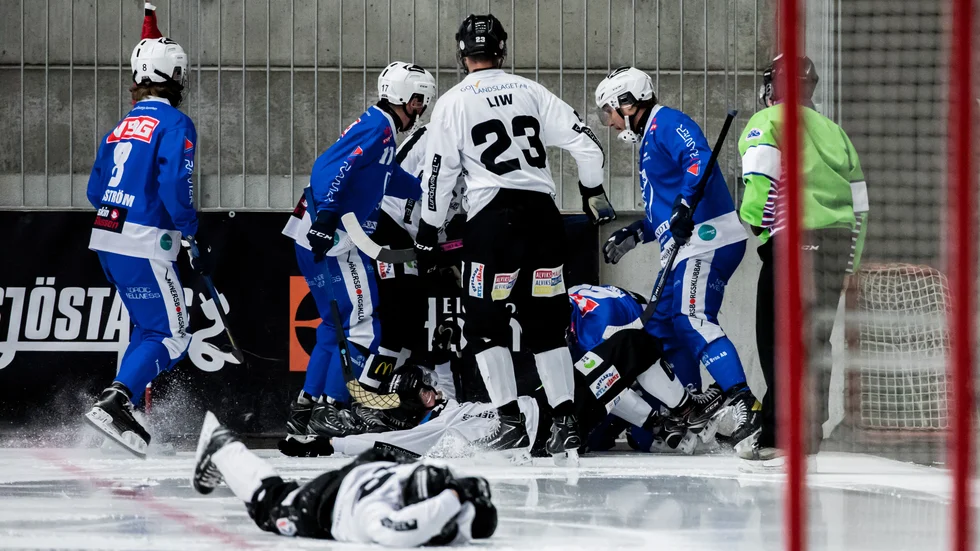 Siriusspelaren Oscar Qvist har just blivit nedslagen och ligger på isen vid kortlinjen i närheten av det egna målet.