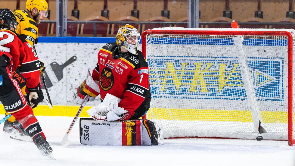 Oscar Möllers andra mål i matchen var en delikatess på friläge där han kyligt la den mellan benskydden på Jesper Wallstedt.