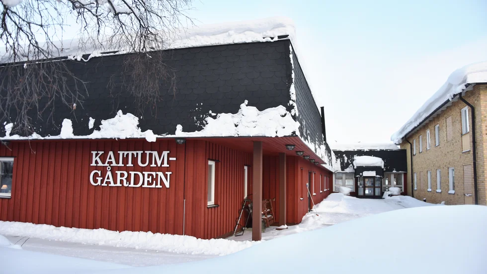 Tolv personer inom skola och äldrevård kommer förlora jobbet i Jokkmokk på grund av arbetsbrist.