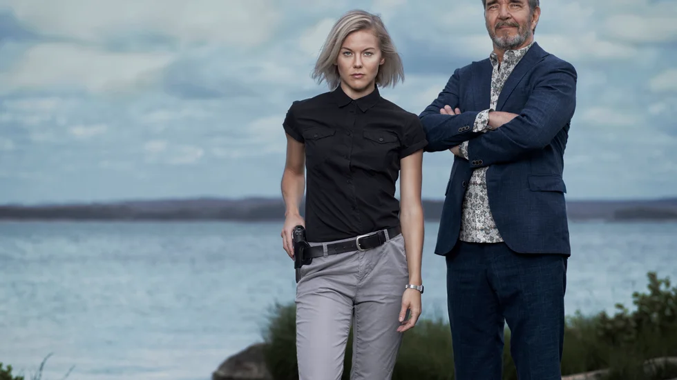 Agnes Lindström Bolmgren och Kjell Bergqvist i tv-serien "Bäckström". Pressbild.