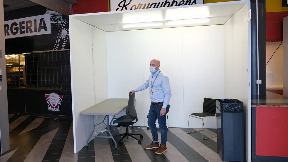 Rickard Lundin, sjukvårdsledare i Region Östergötland, i ett av båsen som har byggts upp i Saab arena.