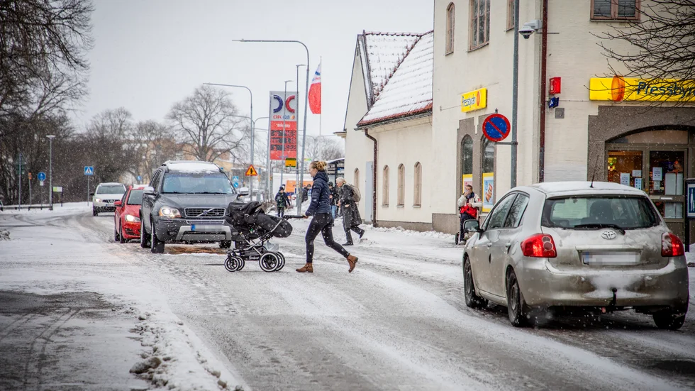 Korsningen i en bistrare och mindre befolkad årstid.