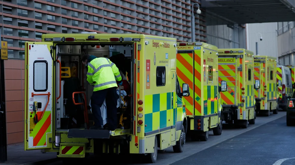 Fler än 100|000 människor har dött i Storbritannien i samband med att de smittats av covid-19. Här anländer en patient till ett sjukhus i östra London i måndags.