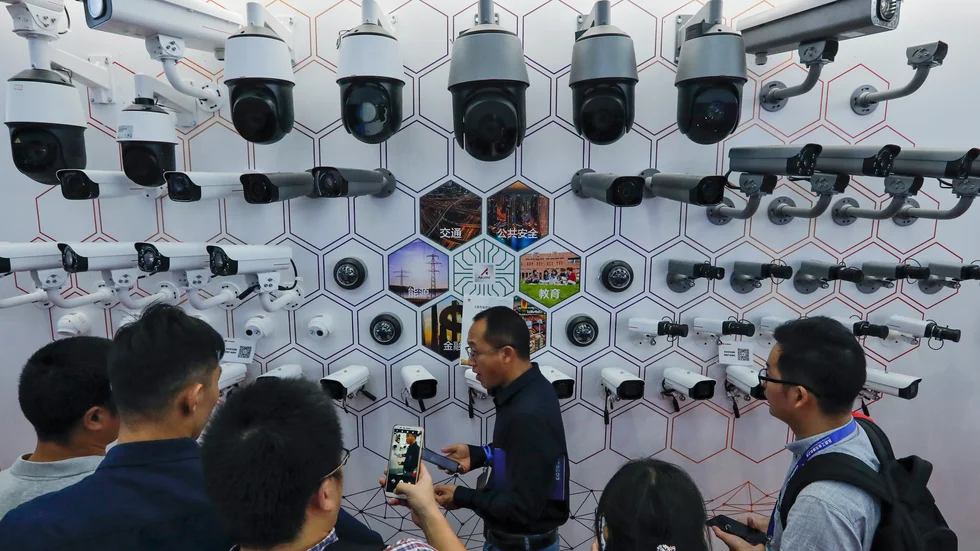 Kameror blir en viktig komponent när det så kallade "internet of things" ska implementeras allt mer i samhället. På bilden syns besökare som studerar kameror från Huawei vid en mässa i Shenzhen i Kina i oktober 2019.