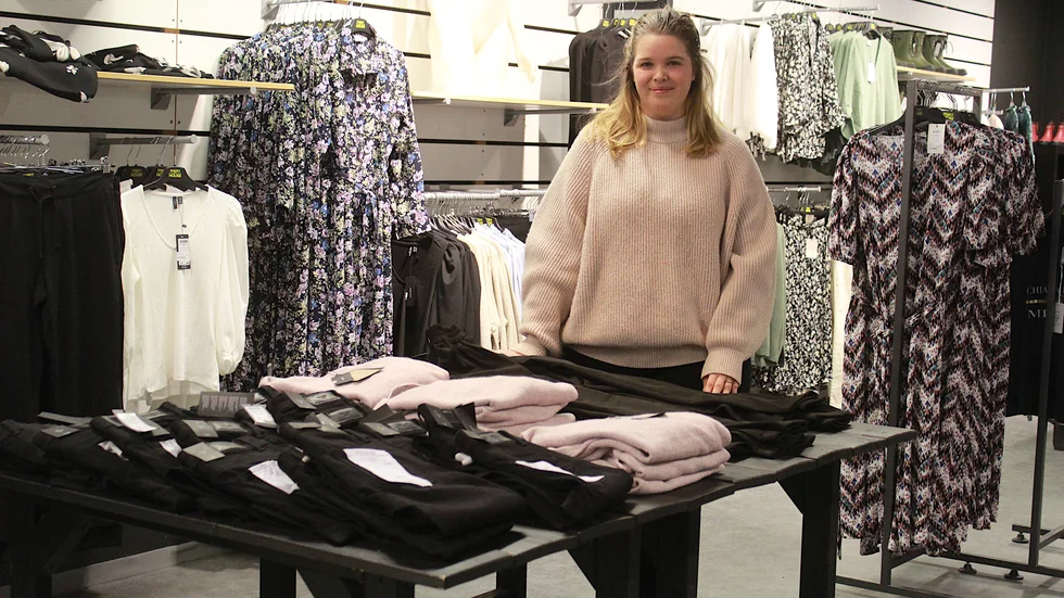 Family House har slutat med kontanter. "Anledningarna är flera, för oss var det en naturlig övergång vid återöppnandet", säger butikschef Therese Kjellman.
