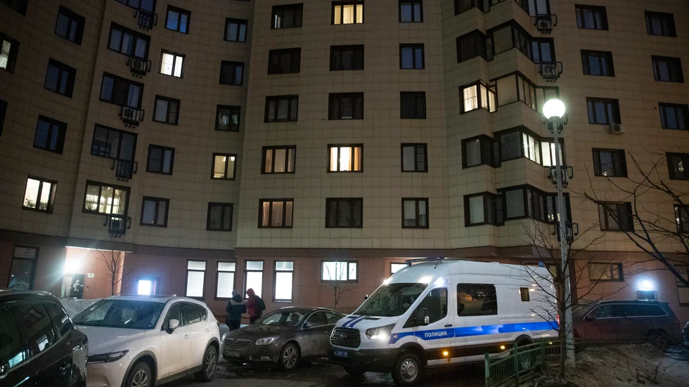En polisbuss utanför den ryske regimkritikern Aleksej Navalnyjs hem i Moskva.