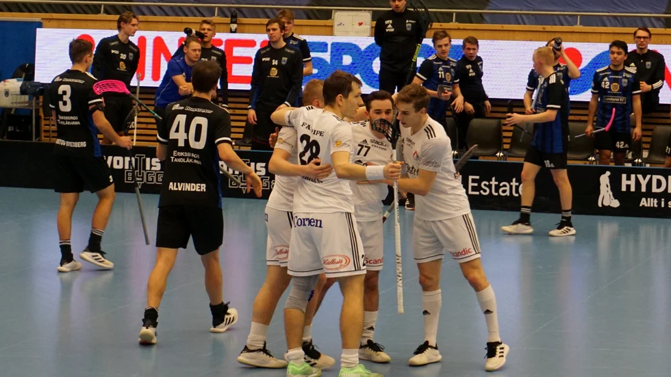 Linköping firar ett mål medan Sirius deppar.