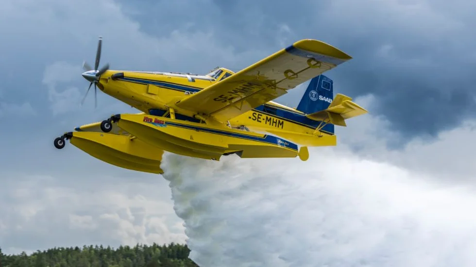 Flygplanstypen AT-802 F är ett vattenbombningsflygplan som kan släppa mellan 35 000 och 50 000 liter vatten per timme vid exempelvis en skogsbrand. Planet tillverkas i USA av företaget Air Tractor Inc.