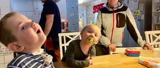 Hugo, 4, lever med en 25 meter lång slang i halsen