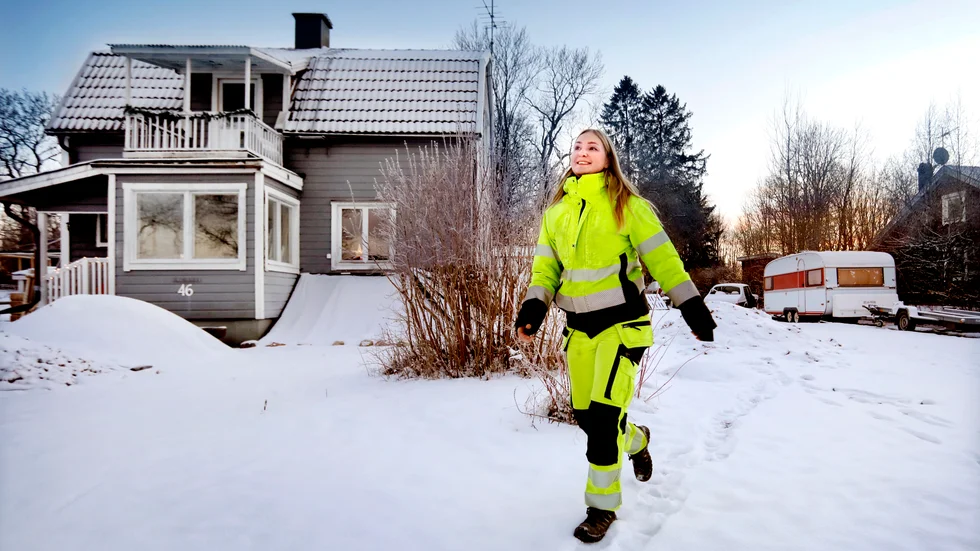 Blombacka. Så heter huset i Tumbo som Michaela Blomgren slog till på som 24-åring. Renoveringsbehovet var aningen större än hon räknat med. "Ju mer man river, desto mer skit kommer fram."