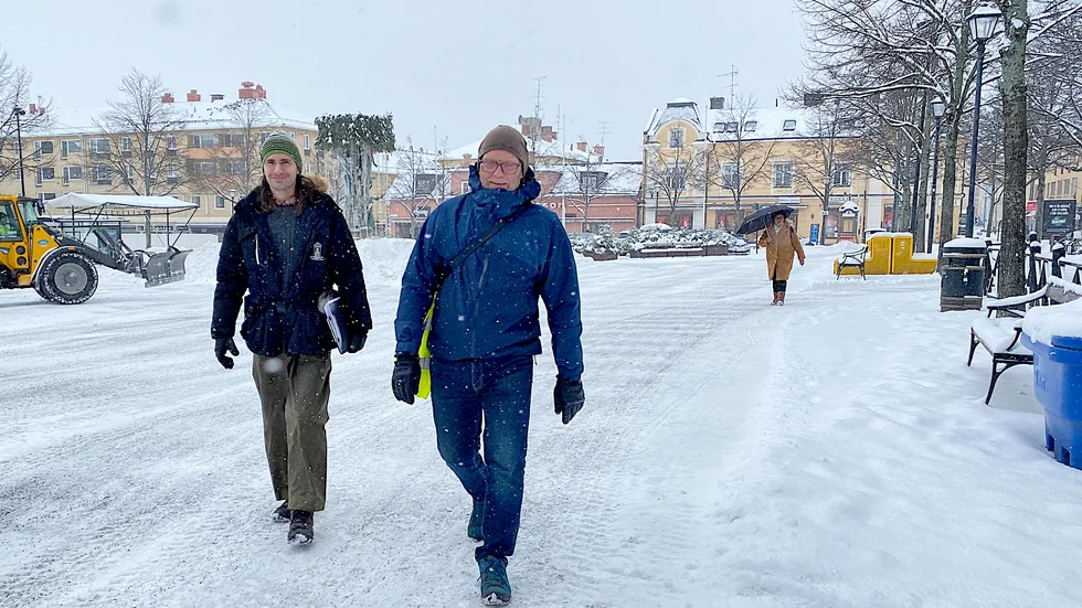 Gabriel Bernhardsson och Anders Leijon är två av länsstyrelsens handläggare som fått byta arbetsuppgifter en tid för att jobba med den tillfälliga pandemilagen och se till att butiker och gym i bland annat Enköping följer restriktionerna.