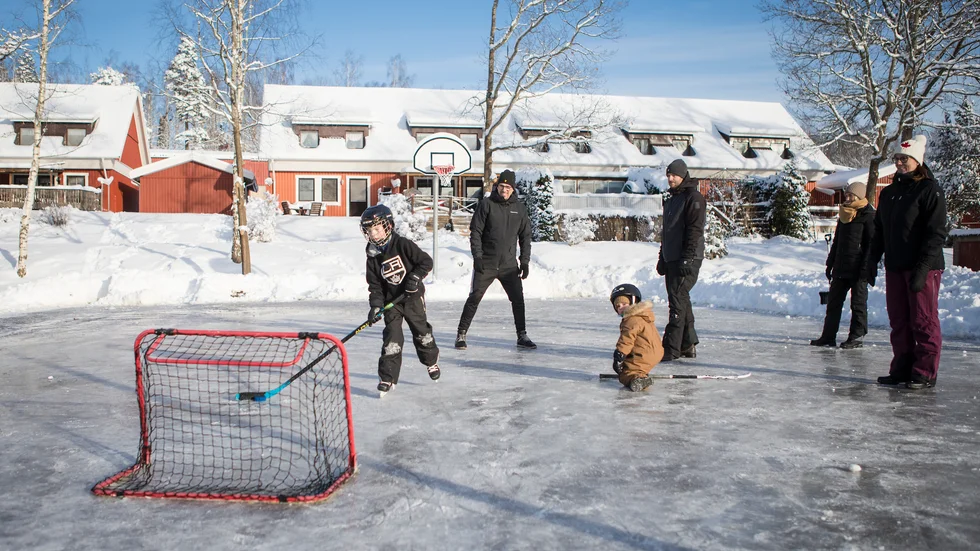 Hugo Alfredsson, 7 år och Elias Kongosjärvi, 2 år, testade isen vid lekplatsen i Brogetorpsområdet. "Det är bra att de spolar is nu när det inte finns så mycket annat att göra", säger Petri Kongosjärvi. 