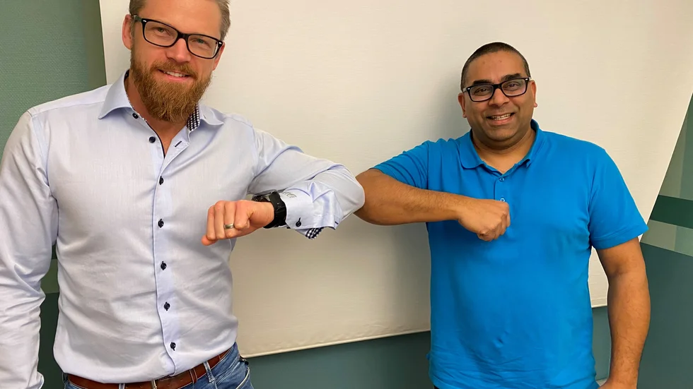 Andreas Eriksson, vd för Protoma AB som förvärvat Piteåföretaget Melatec AB, gör ett coronaanpassat handslag över affären med Fredrik Melander.