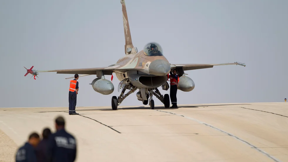 Israel har anfallit mål i östra Syrien. På bilden ett israeliskt F-16-flygplan. Arkivbild.
