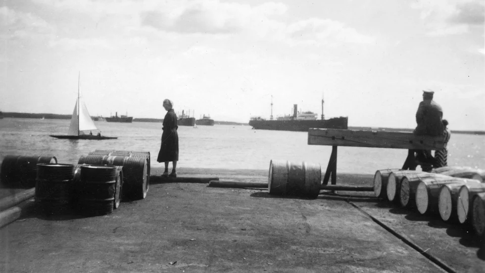 Södra änden av hamnpiren i Södra hamn. Till vänster syns Inger Dahl. I bakgrunden Gråskälfjärden (med k iställeet för j under denna tid), med malmfartyg på redden. Bilden är från 1937.
