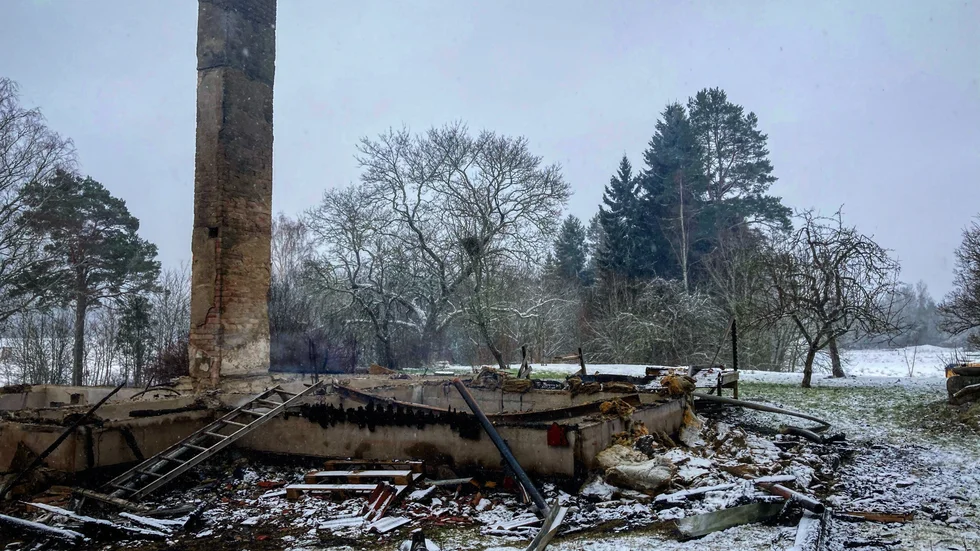 En villa totalförstördes i en brand i Tegelsmora-Bol nära Örbyhus under natten mot onsdag.