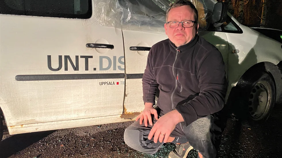 Tomas Hoff, arbetsledare vid Svensk Hemleverans, vid en av de företagsbilar som vandaliserades under natten till lördagen. Glassplittret på marken vittnar om vad som hänt.