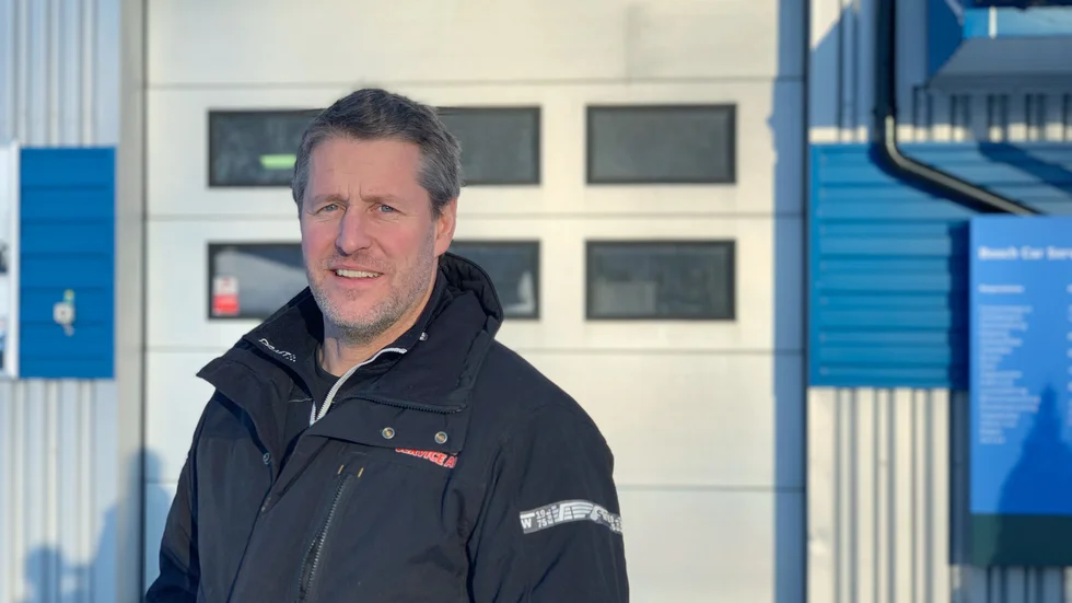 Putte Adolfsson, som äger Fordonsservice och Däckpartner i Borensbergs, är trött på att få reparera på området efter diverse stölder och förstörelse. 